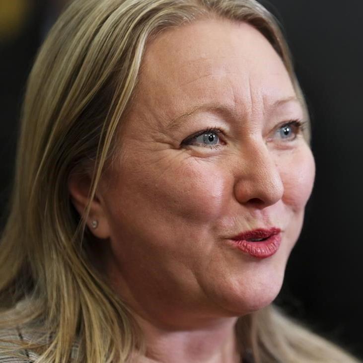 Federal public servants to start returning to office next month with hybrid system